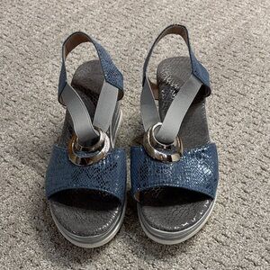Blue Metallic Slingback Wedge Sandals with Ring Accent size 7.5